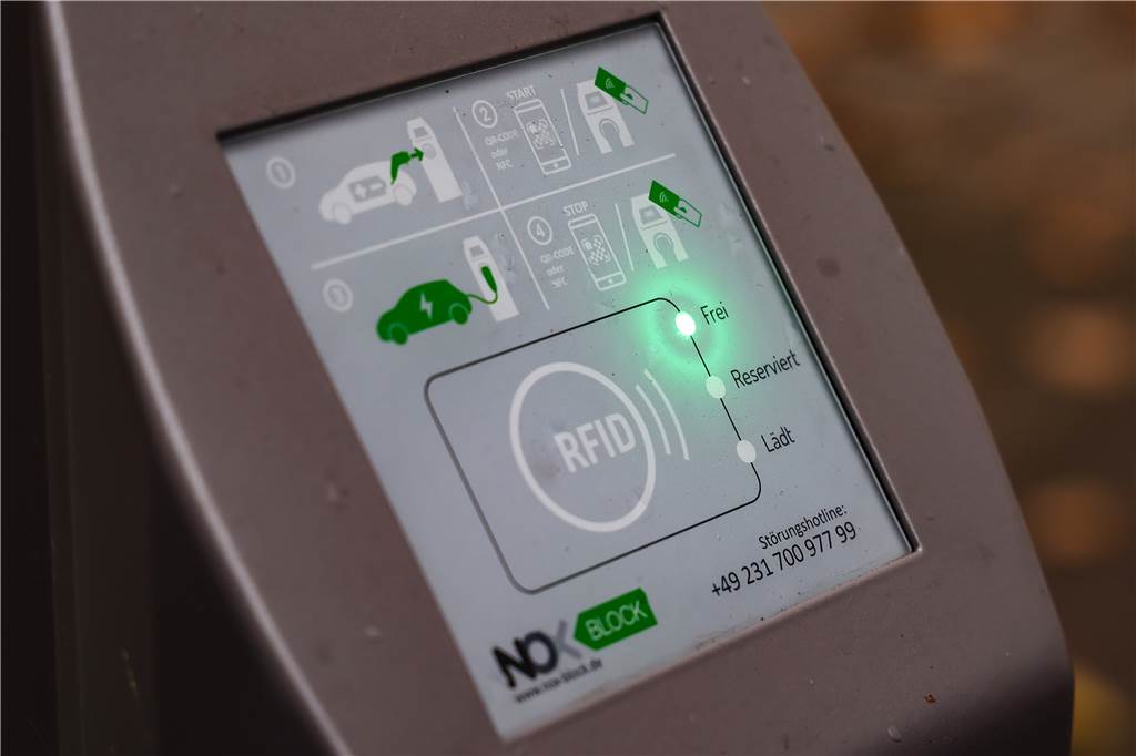 Bürger sauer: Ladelaternen fallen aus - oder Parkplätze sind besetzt Obschon das Kabel eingesteckt ist, leuchtet die Diode grün und zeigt "frei" an.