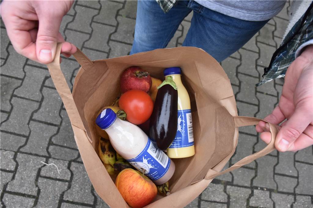Lebensmittel per App retten - Nur drei Lüner Unternehmen machen mit Obst, Gemüse und Milchprodukte, die drohen schlecht zu werden, können mit der App "too-good-to-go" beim Bauernhof2go gekauft werden.