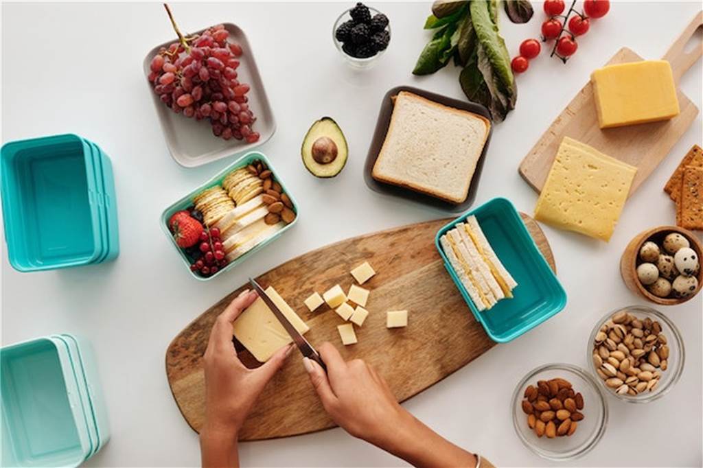 Tipps für den Schulstart: Gemeinsam den neuen Lebensabschnitt gestalten butterbrotdosen werden vorbereitet