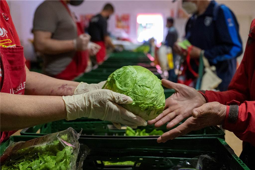 Zahl der Bedürftigen verdoppelt: Luft für Ahauser Tafel wird dünner Obst und Gemüse werden bei der Tafel knapper, da die Supermärkte und Discounter besser kalkulieren und so weniger übrigbleibt.