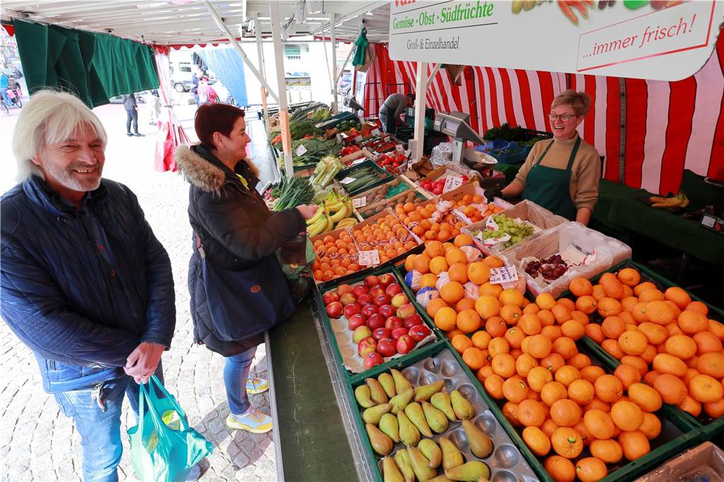 Obst- und Gemüsehändlerin Birgit van Maat steht in Stadtlohn auf dem Wochenmarkt.