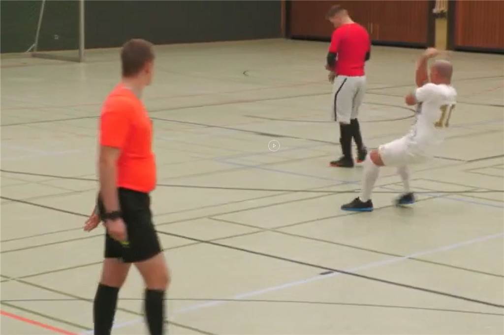 VfK Weddinghofen macht „Theater“ beim Masters: „Mantel der Schande“ liegt über Spiel gegen Afferde Obszöne Geste in Richtung Afferde-Bank von Taner Erel.