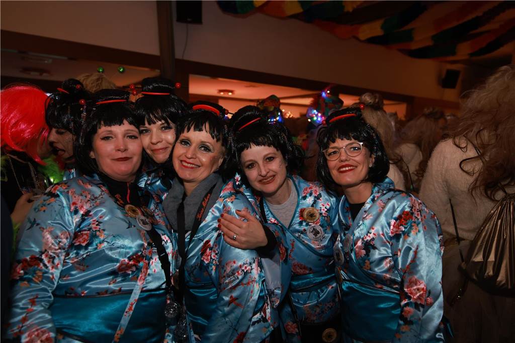 Obwohl der Regen den Weibern in Ottenstein einen Strich durch die Rechnung machte, war die Stimmung bei der Altweiber-Party im Saal Räckers super.