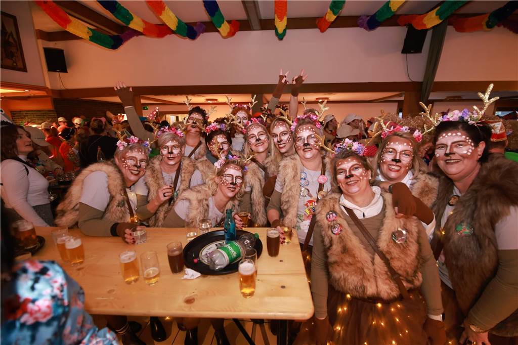 Obwohl der Regen den Weibern in Ottenstein einen Strich durch die Rechnung machte, war die Stimmung bei der Altweiber-Party im Saal Räckers super.