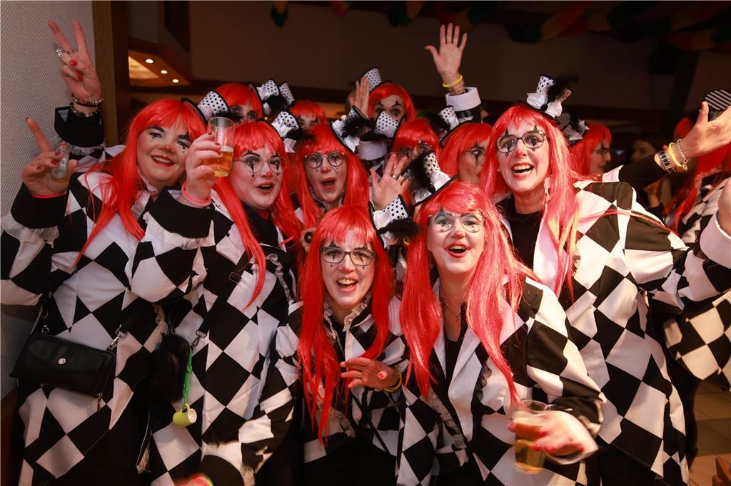 Obwohl der Regen den Weibern in Ottenstein einen Strich durch die Rechnung machte, war die Stimmung bei der Altweiber-Party im Saal Räckers super.
