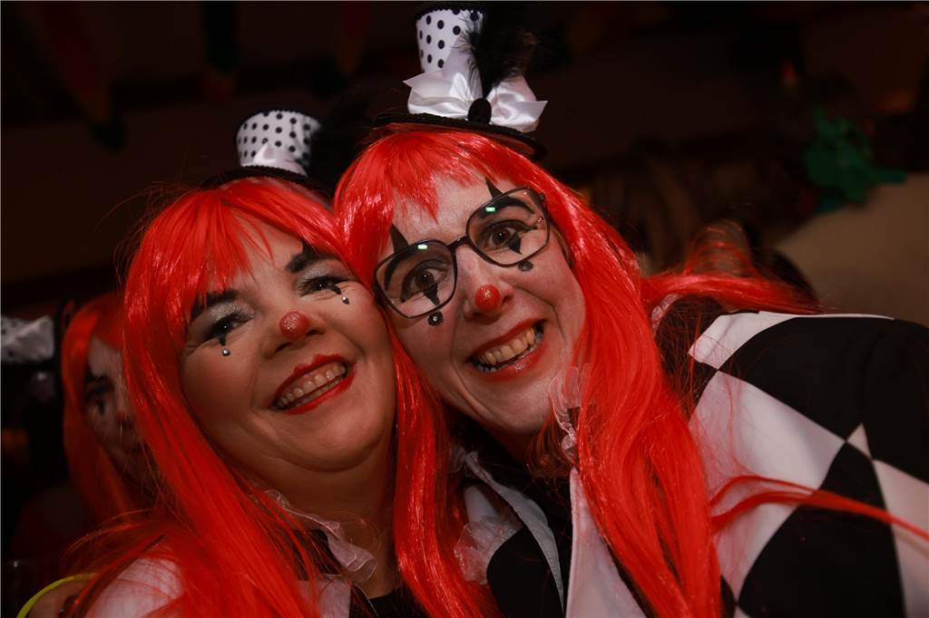 Obwohl der Regen den Weibern in Ottenstein einen Strich durch die Rechnung machte, war die Stimmung bei der Altweiber-Party im Saal Räckers super.