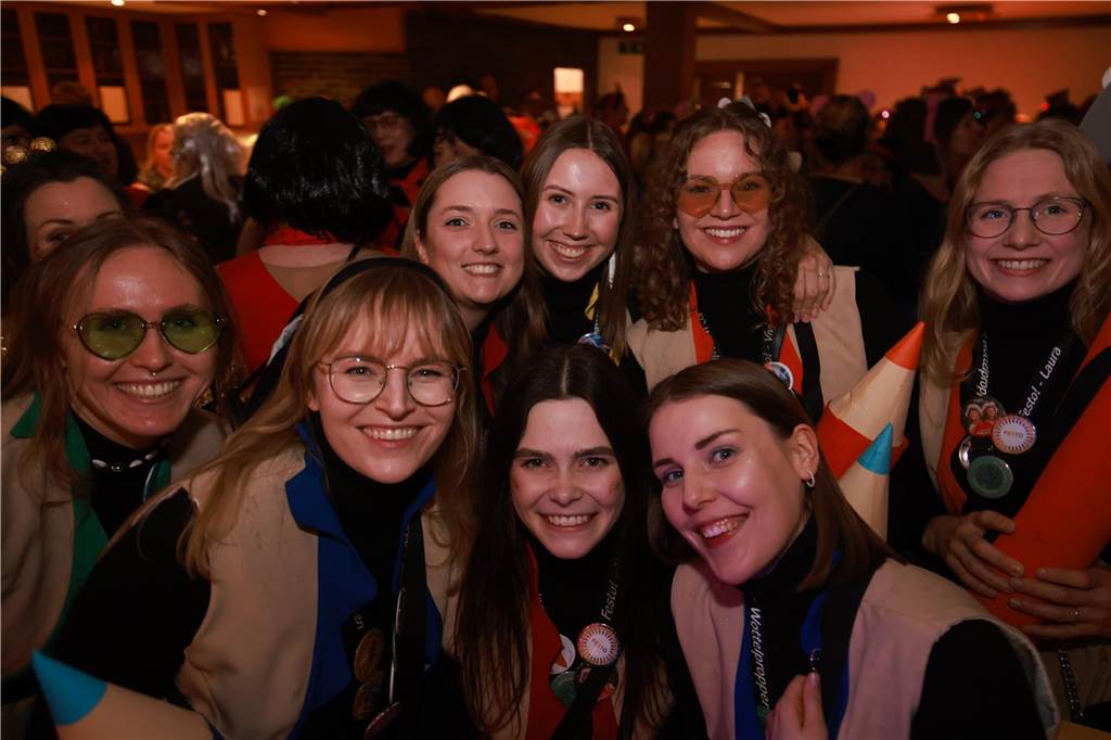 Obwohl der Regen den Weibern in Ottenstein einen Strich durch die Rechnung machte, war die Stimmung bei der Altweiber-Party im Saal Räckers super.