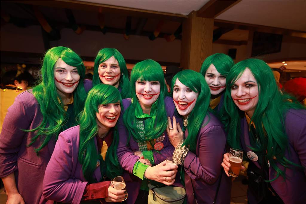 Obwohl der Regen den Weibern in Ottenstein einen Strich durch die Rechnung machte, war die Stimmung bei der Altweiber-Party im Saal Räckers super.