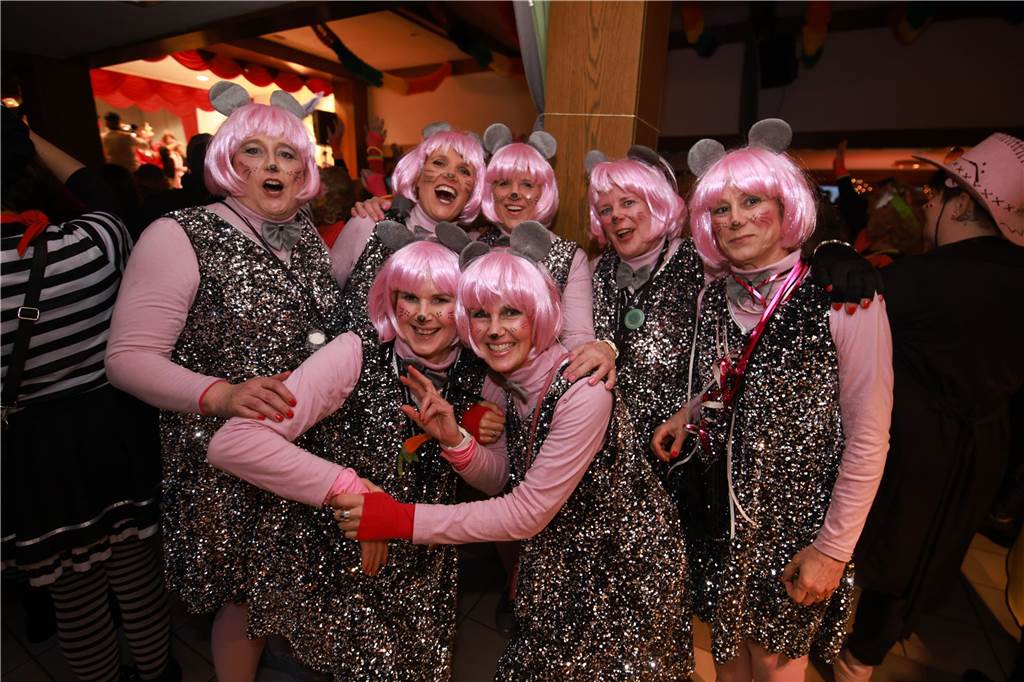Obwohl der Regen den Weibern in Ottenstein einen Strich durch die Rechnung machte, war die Stimmung bei der Altweiber-Party im Saal Räckers super.