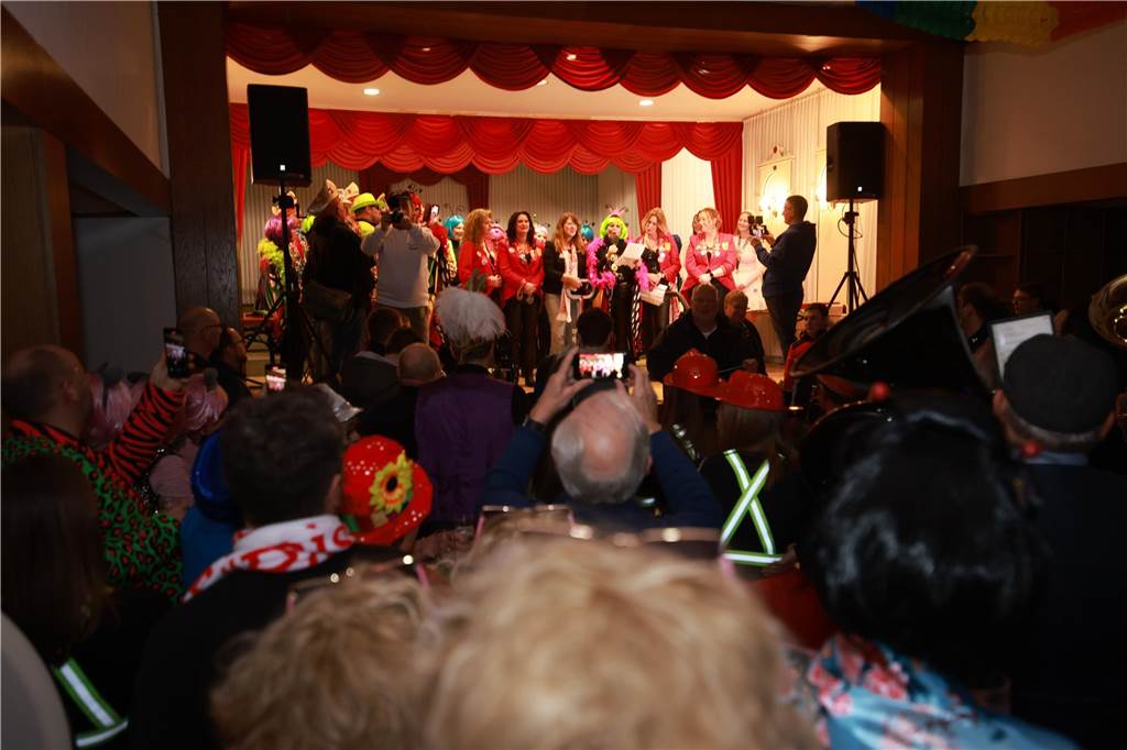 Obwohl der Regen den Weibern in Ottenstein einen Strich durch die Rechnung machte, war die Stimmung bei der Altweiber-Party im Saal Räckers super.