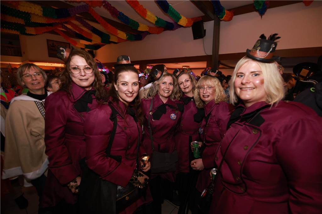 Obwohl der Regen den Weibern in Ottenstein einen Strich durch die Rechnung machte, war die Stimmung bei der Altweiber-Party im Saal Räckers super.