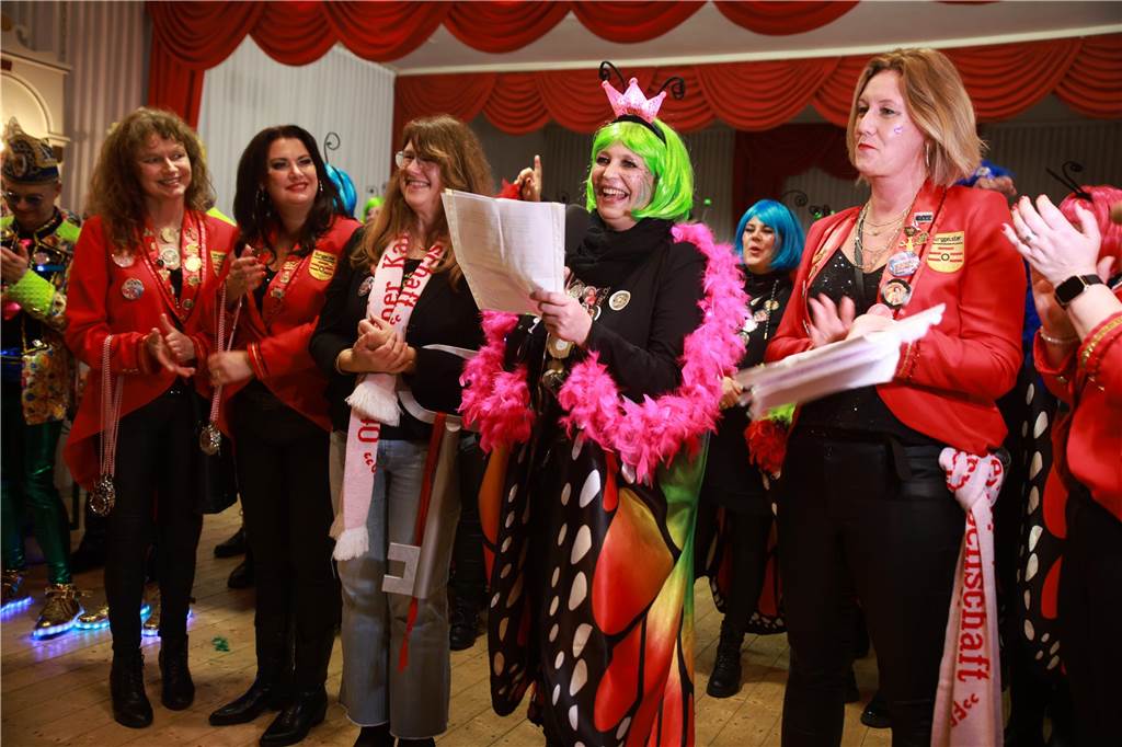 Obwohl der Regen den Weibern in Ottenstein einen Strich durch die Rechnung machte, war die Stimmung bei der Altweiber-Party im Saal Räckers super.