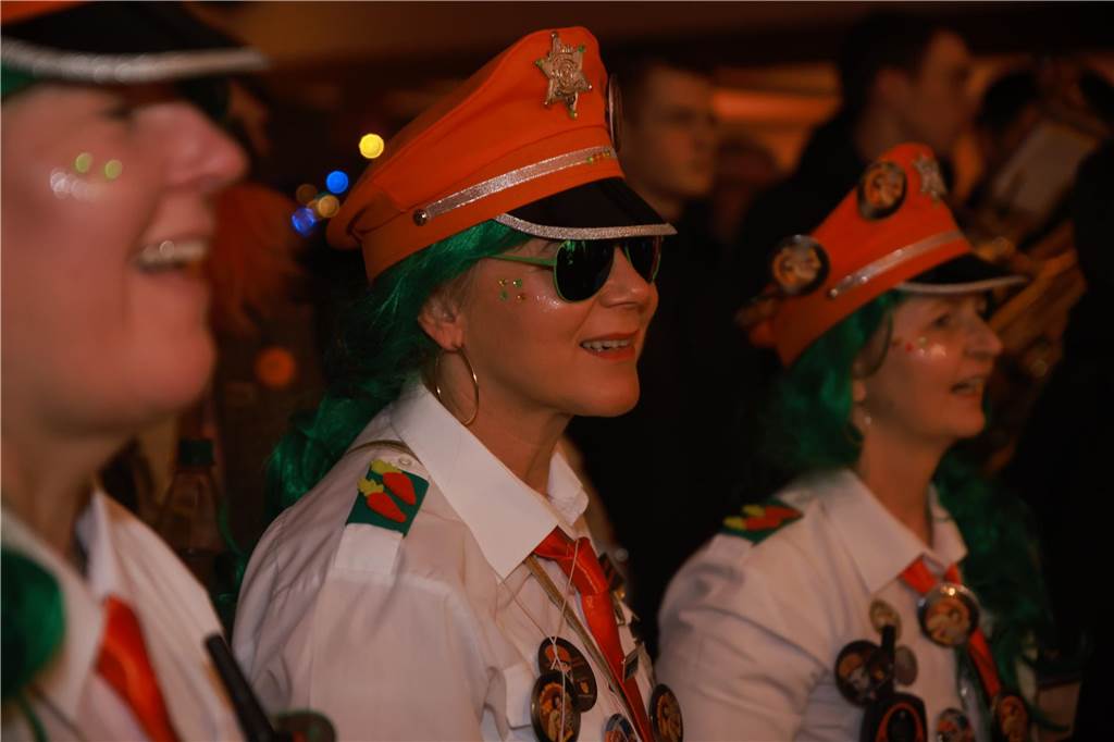 Obwohl der Regen den Weibern in Ottenstein einen Strich durch die Rechnung machte, war die Stimmung bei der Altweiber-Party im Saal Räckers super.
