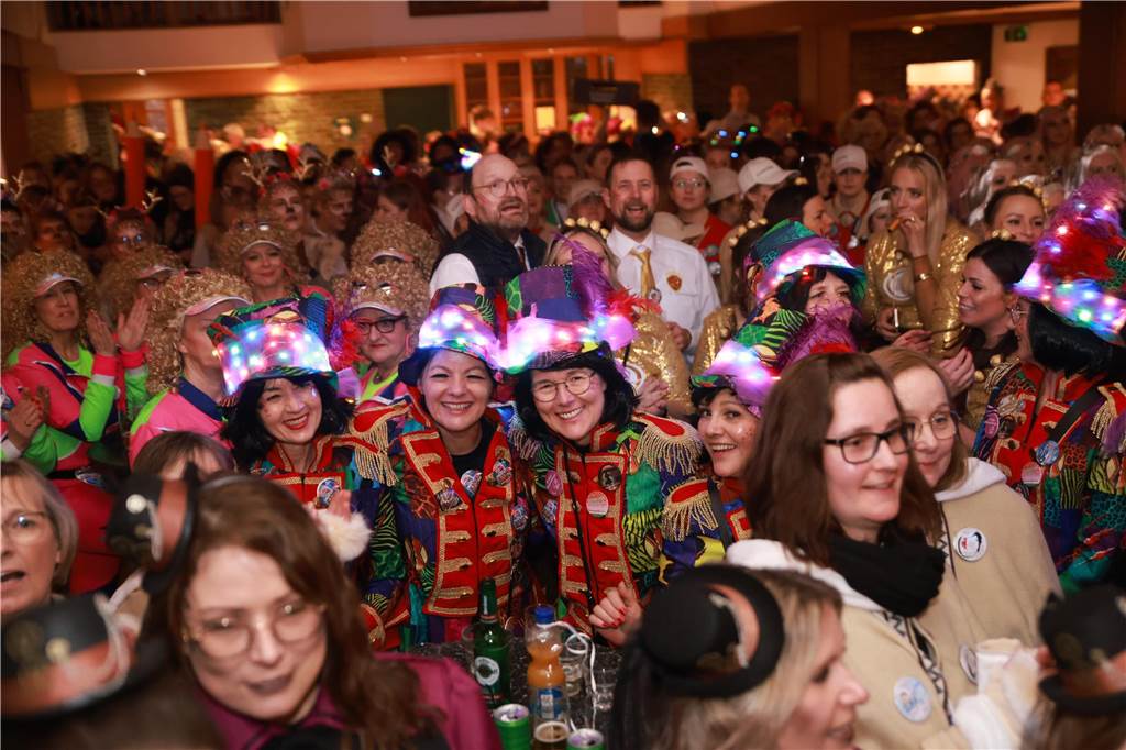 Obwohl der Regen den Weibern in Ottenstein einen Strich durch die Rechnung machte, war die Stimmung bei der Altweiber-Party im Saal Räckers super.