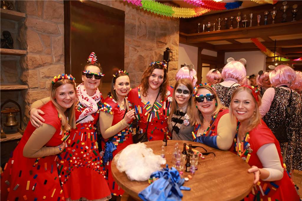 Obwohl der Regen den Weibern in Ottenstein einen Strich durch die Rechnung machte, war die Stimmung bei der Altweiber-Party im Saal Räckers super.