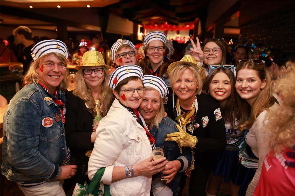 Obwohl der Regen den Weibern in Ottenstein einen Strich durch die Rechnung machte, war die Stimmung bei der Altweiber-Party im Saal Räckers super.