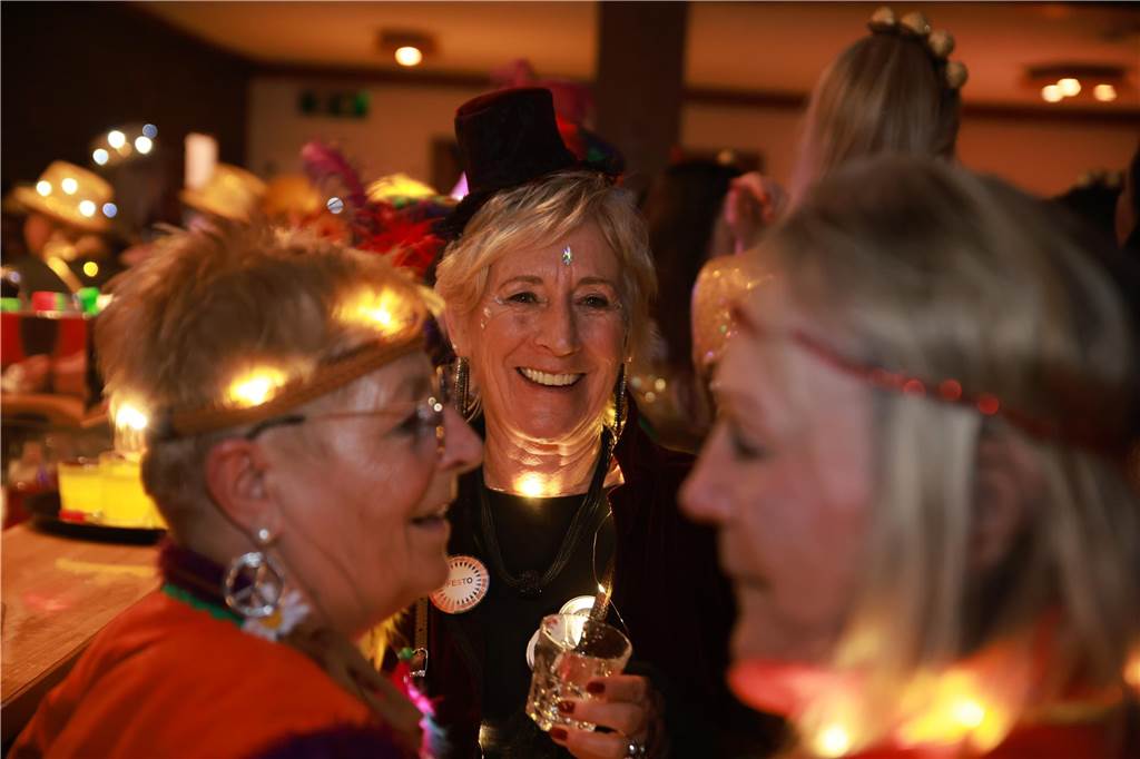 Obwohl der Regen den Weibern in Ottenstein einen Strich durch die Rechnung machte, war die Stimmung bei der Altweiber-Party im Saal Räckers super.