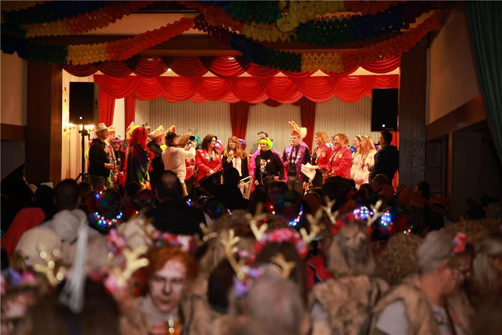 Obwohl der Regen den Weibern in Ottenstein einen Strich durch die Rechnung machte, war die Stimmung bei der Altweiber-Party im Saal Räckers super.