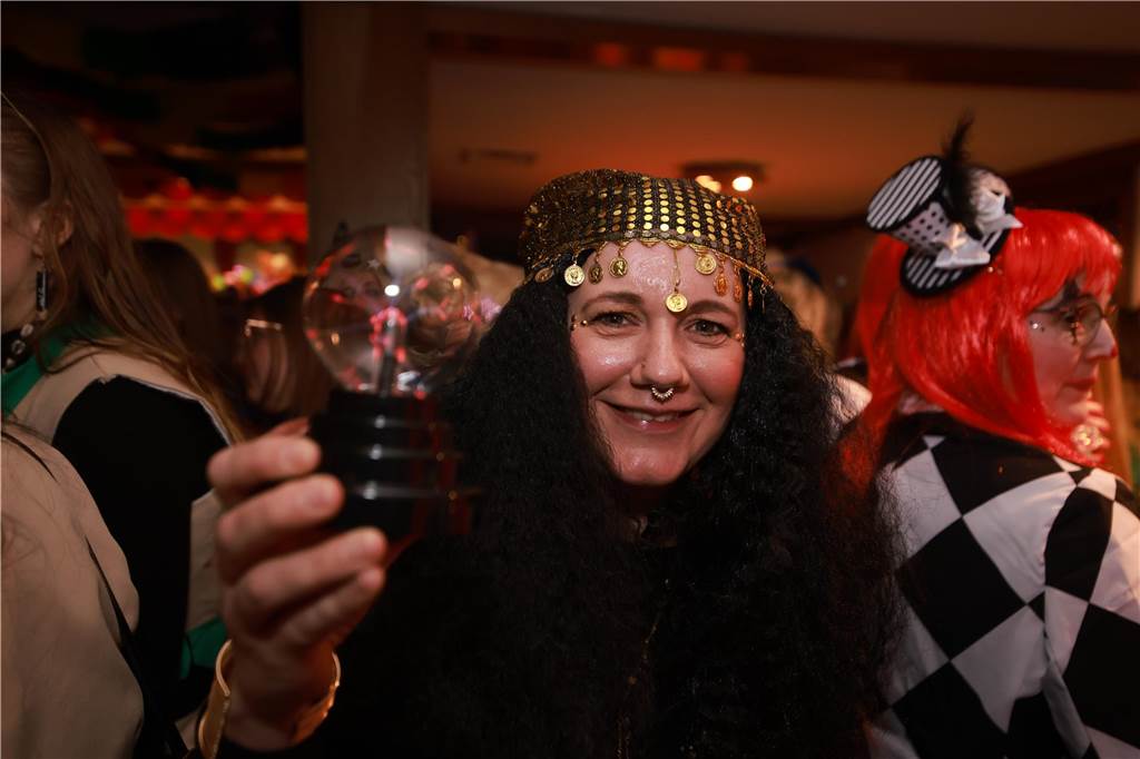 Obwohl der Regen den Weibern in Ottenstein einen Strich durch die Rechnung machte, war die Stimmung bei der Altweiber-Party im Saal Räckers super.