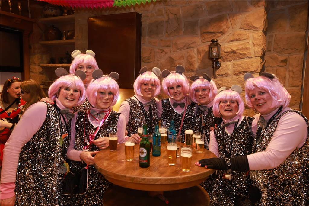 Obwohl der Regen den Weibern in Ottenstein einen Strich durch die Rechnung machte, war die Stimmung bei der Altweiber-Party im Saal Räckers super.