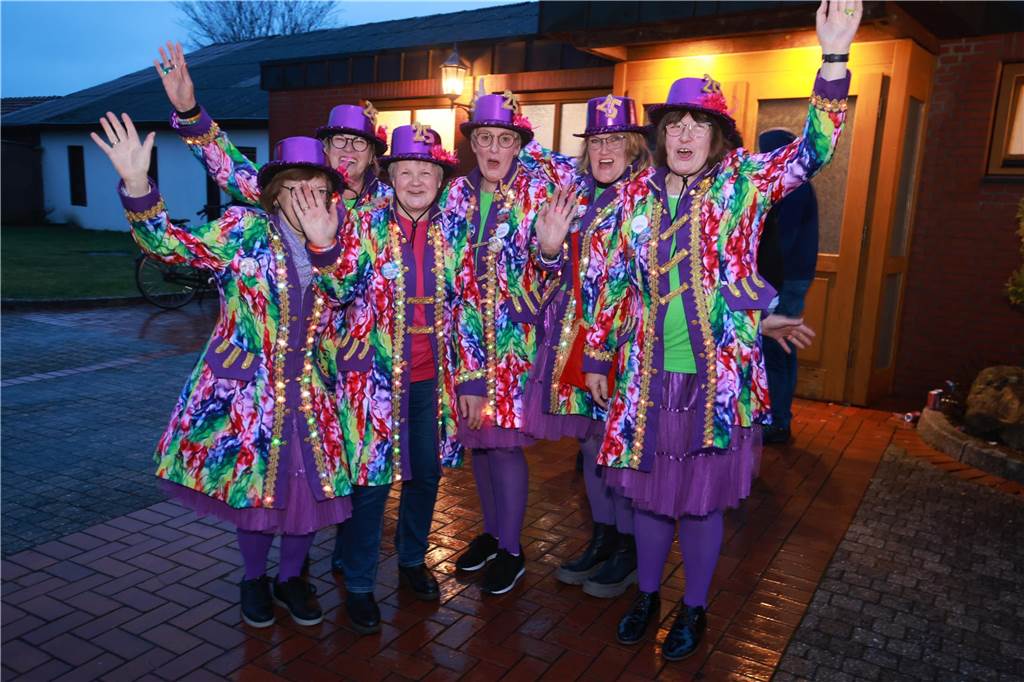 Obwohl der Regen den Weibern in Ottenstein einen Strich durch die Rechnung machte, war die Stimmung bei der Altweiber-Party im Saal Räckers super.