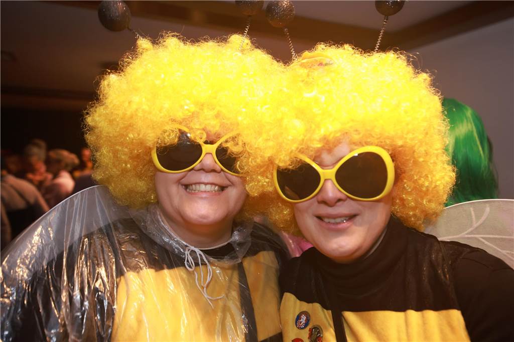 Obwohl der Regen den Weibern in Ottenstein einen Strich durch die Rechnung machte, war die Stimmung bei der Altweiber-Party im Saal Räckers super.