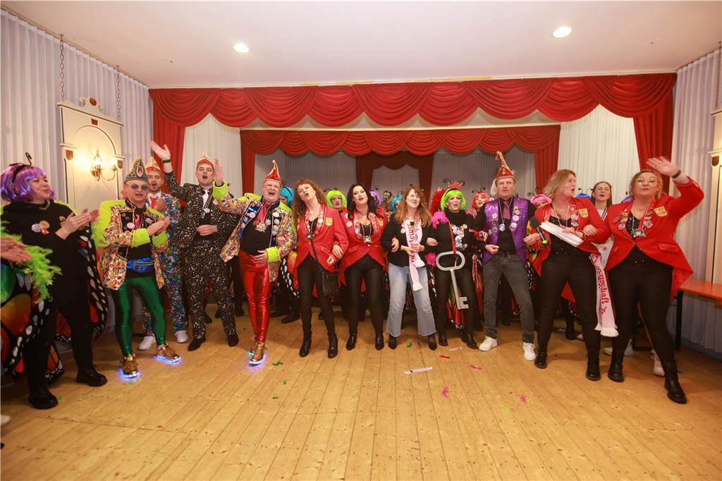 Obwohl der Regen den Weibern in Ottenstein einen Strich durch die Rechnung machte, war die Stimmung bei der Altweiber-Party im Saal Räckers super.
