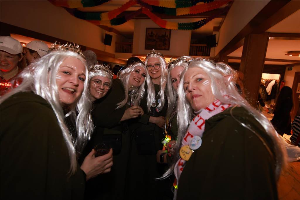 Obwohl der Regen den Weibern in Ottenstein einen Strich durch die Rechnung machte, war die Stimmung bei der Altweiber-Party im Saal Räckers super.