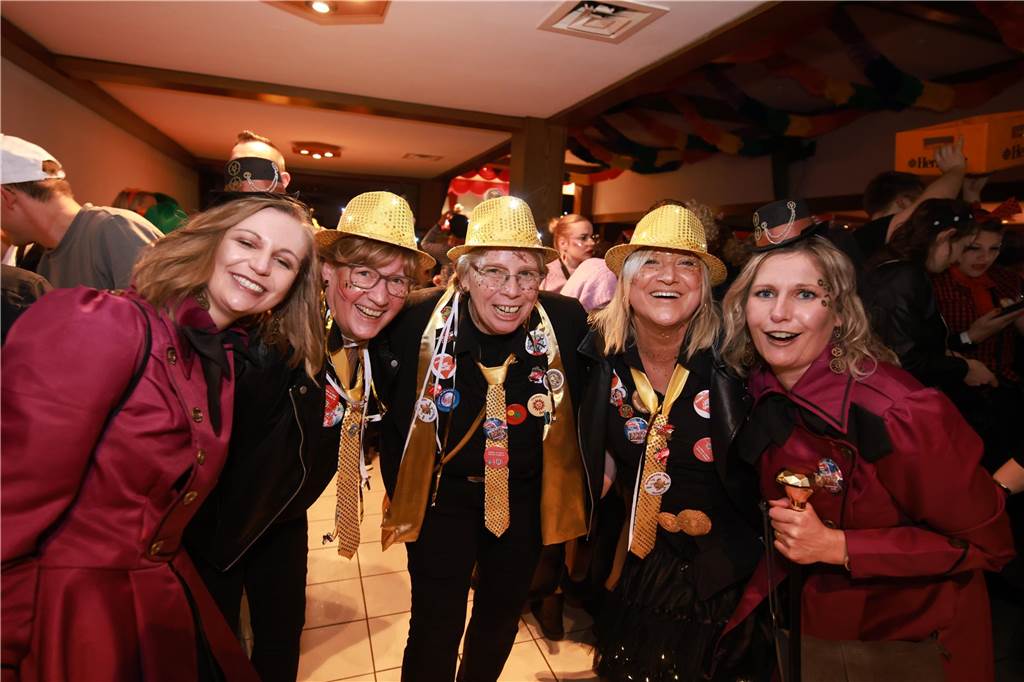 Obwohl der Regen den Weibern in Ottenstein einen Strich durch die Rechnung machte, war die Stimmung bei der Altweiber-Party im Saal Räckers super.