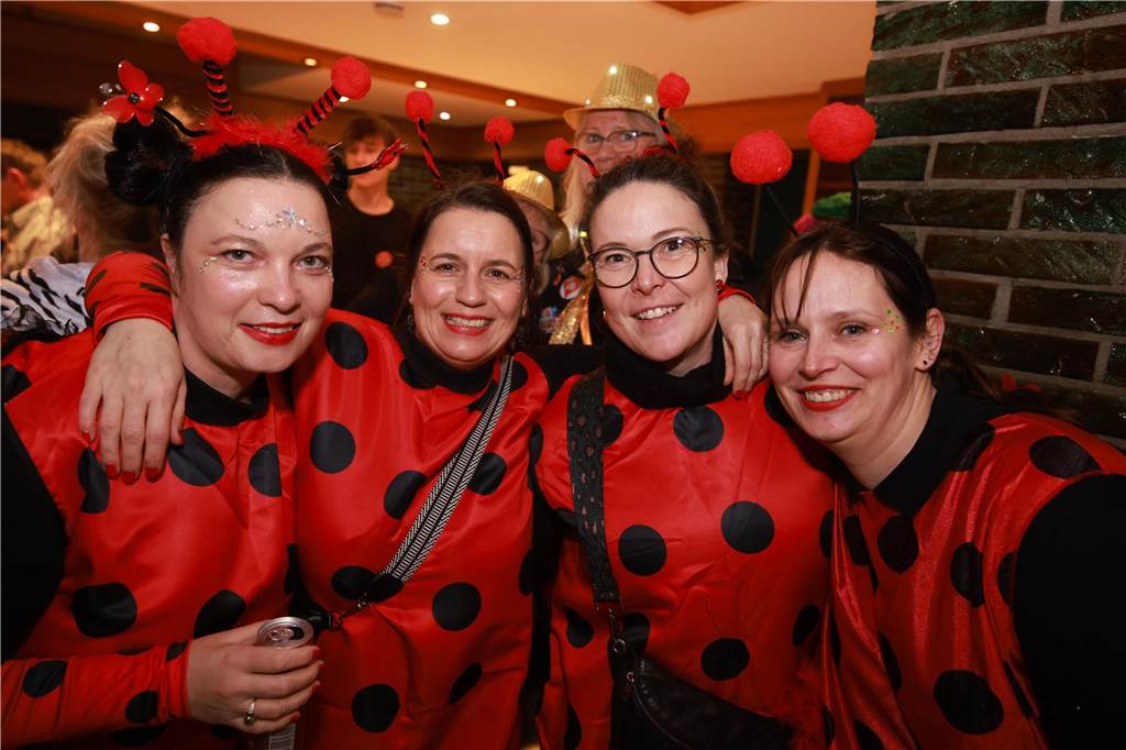 Obwohl der Regen den Weibern in Ottenstein einen Strich durch die Rechnung machte, war die Stimmung bei der Altweiber-Party im Saal Räckers super.