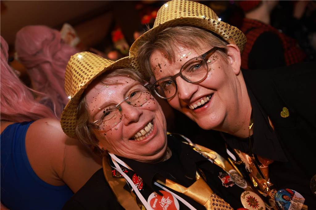 Obwohl der Regen den Weibern in Ottenstein einen Strich durch die Rechnung machte, war die Stimmung bei der Altweiber-Party im Saal Räckers super.