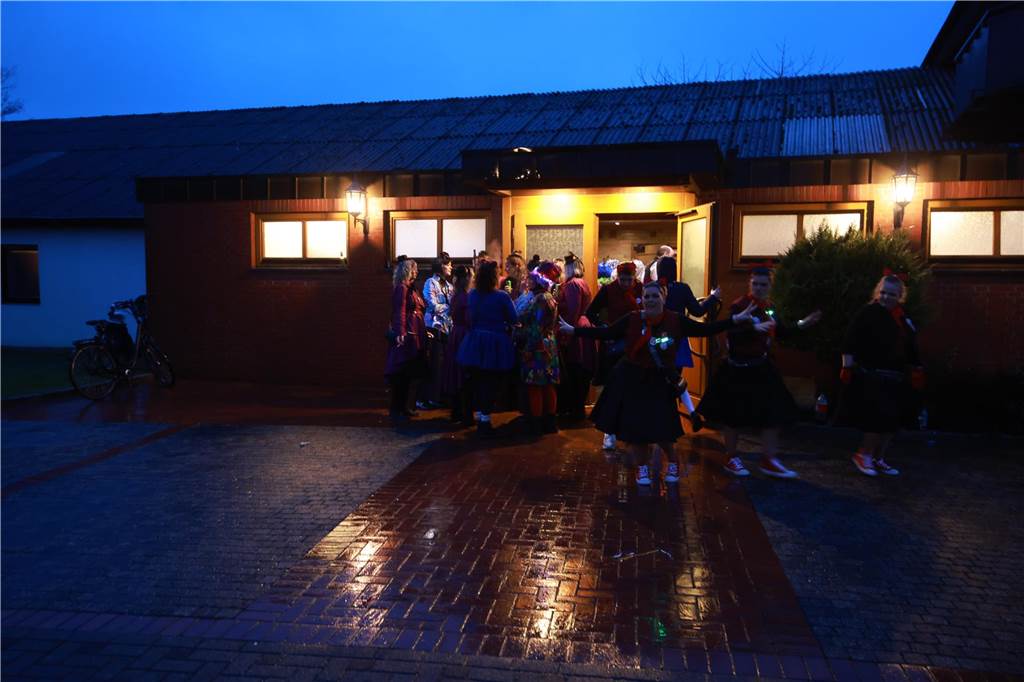 Obwohl der Regen den Weibern in Ottenstein einen Strich durch die Rechnung machte, war die Stimmung bei der Altweiber-Party im Saal Räckers super.