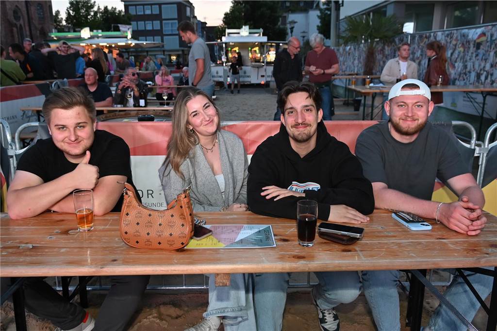 Obwohl Deutschland nicht im Finale stand, wollten in Dorsten zahlreiche Fußball-Fans das Spiel beim Public Viewing sehen.