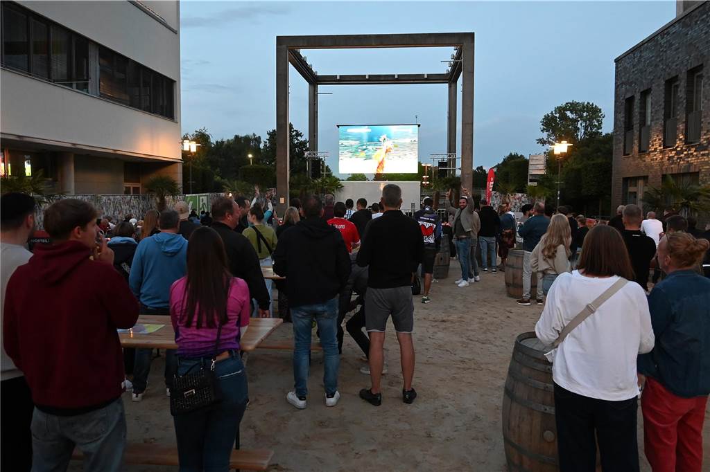 Obwohl Deutschland nicht im Finale stand, wollten in Dorsten zahlreiche Fußball-Fans das Spiel beim Public Viewing sehen.
