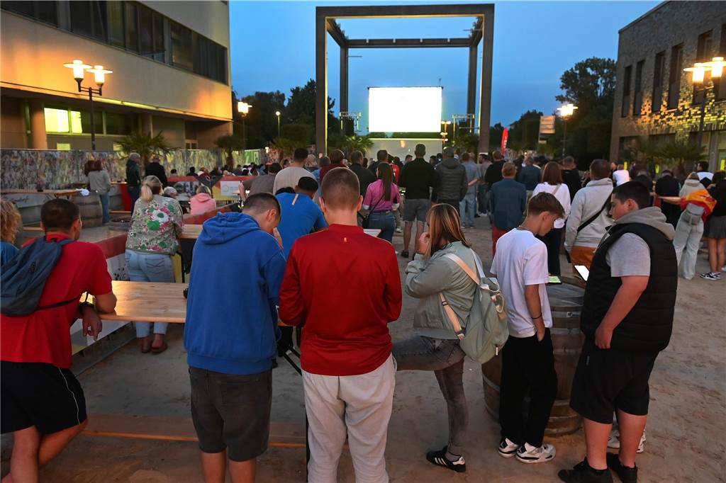Obwohl Deutschland nicht im Finale stand, wollten in Dorsten zahlreiche Fußball-Fans das Spiel beim Public Viewing sehen.