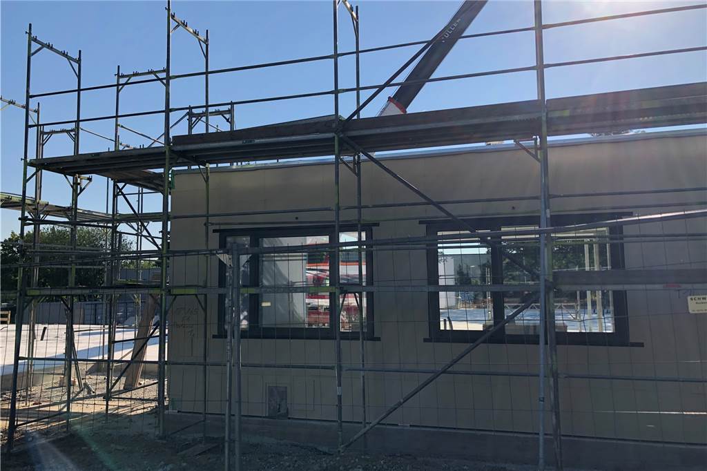 In Asseln schweben Treppen und Fassadenteile durch die Luft Obwohl die Fassadenteile für dieses Teilstück des Neubaus erst am Mittwoch (29.6.) angeliefert worden waren, standen sie am Donnerstag (30.6.) bereits
