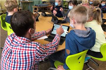 Obwohl die Maskenpflicht am Platz in den Schulen seit dieser Woche aufgehoben wurde, tragen einige Schülerinnen und Schüler der Grundschule Schermbeck weiterhin ihre Masken.