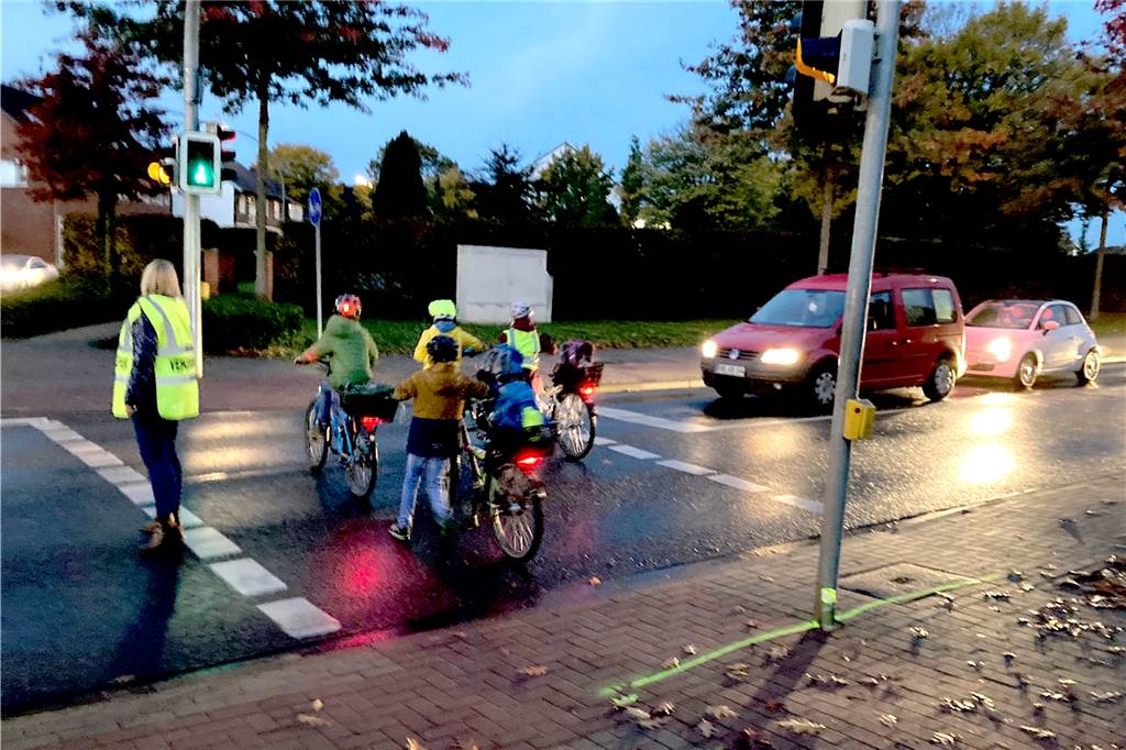 Obwohl die Schülerinnen und Schüler der Kappenbergschule in Wessum natürlich die Fußgängerampel über die Hamalandstraße benutzen, sichern täglich zwei Verkehrshelfer die Stelle zusätzlich ab. 