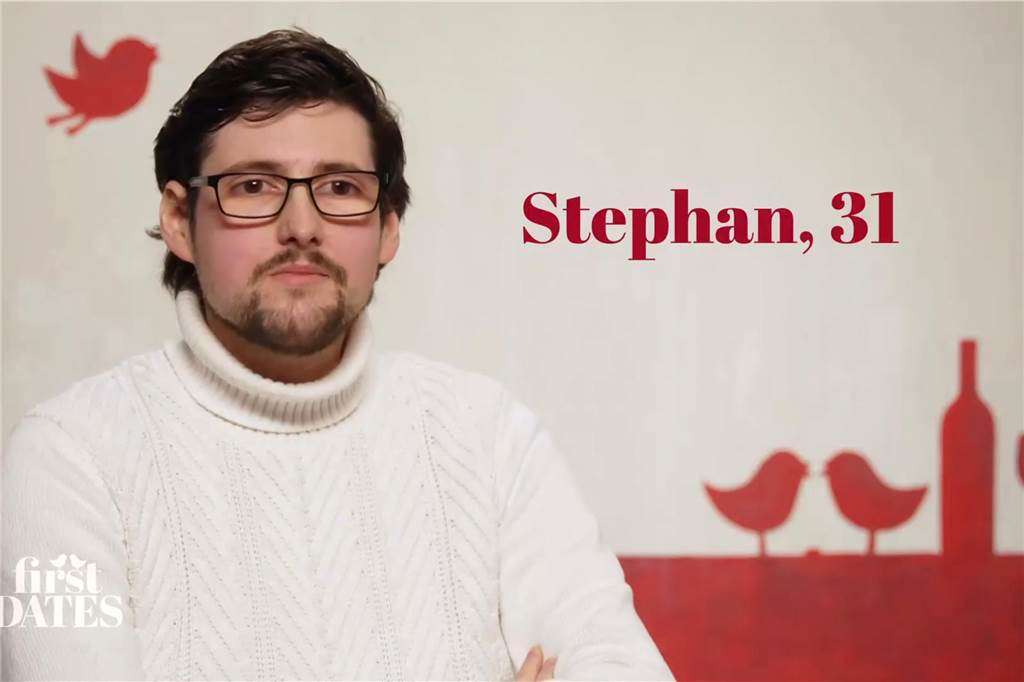 Suche nach der Partnerin fürs Leben: Stephan Seidel war bei First Dates dabei Ein Mann steht vor einer Wand.