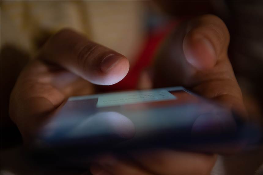 Wegen Kinderpornografie-Besitz verurteilt: Lehrer einigt sich mit Bistum Obwohl er rechtskräftig wegen des Besitzes von Kinderpornografie verurteilt war, hatte ein Lehrer im Ruhrgebiet Jahre lang weiter an einem Gymnasium im Ruhrgebiet unterrichtet. Jetzt wehrt er sich gegen seinen Rauswurf.