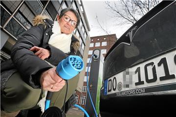 Obwohl ihr E-Auto an der Ladesäule am Hohen Wall „auftankte“, bekam Christine Denstorf wegen unberechtigen Parkens an einer E-Säule ein Knöllchen. Ihr fehlte das „E“ am Ende des Kennzeichens. 