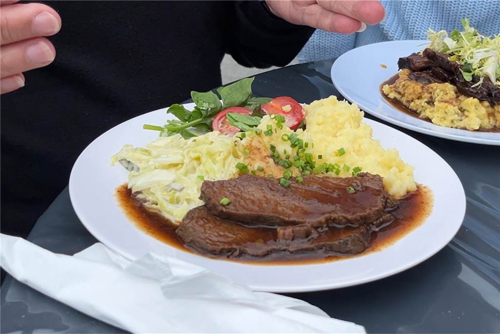 Dreimal Ochsenbäckchen bei Ckü: Wo schmeckt es am besten Ochsenbäckchen, Kartoffelpüree und Spitzkohl werden bei Tante Amanda serviert.