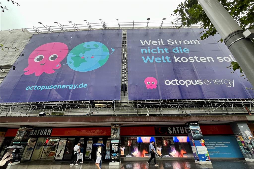Streit um Werbung: DEW21 mahnt Octopus Energy ab Octopus Energy wirbt aktuell mit einem überdimensionalen Plakat auf dem Westenhellweg.