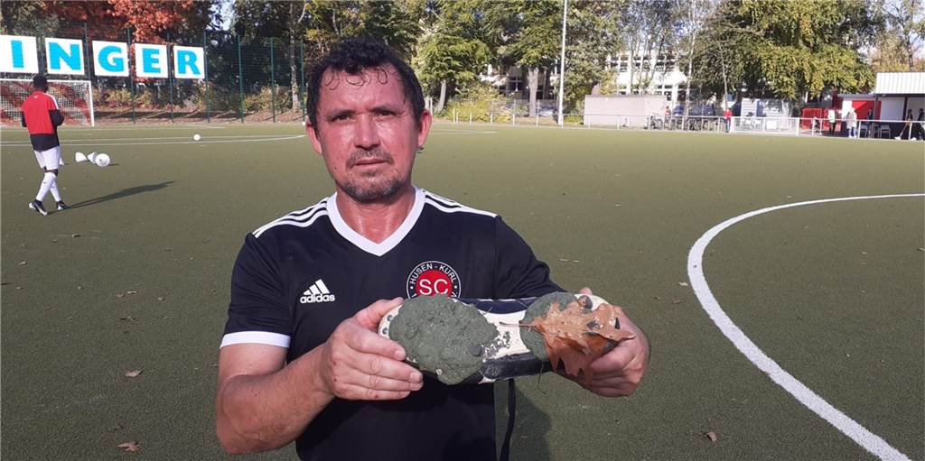 „Das ist wie Eislaufen": SC Husen-Kurl hat Probleme mit Platz - Lösung kostet 3000 Euro Odair Dos Santos, Spieler des SC Husen-Kurl II, ist genervt über den Untergrund auf der Anlage des SC Husen-Kurl.