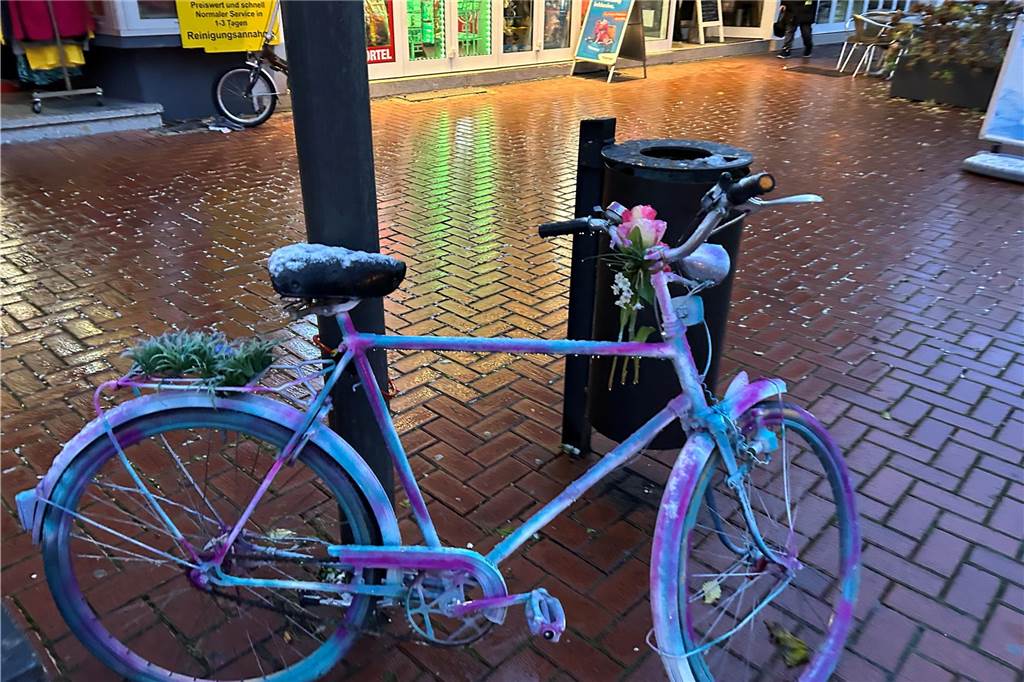 Fahrrad mit Schnee auf dem Sattel