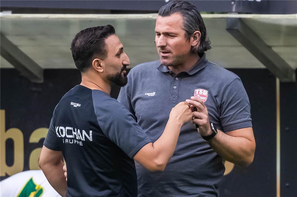 Öcal Kaya, Sportlicher Leiter vom FC Roj, steht auf dem Spielfeld.