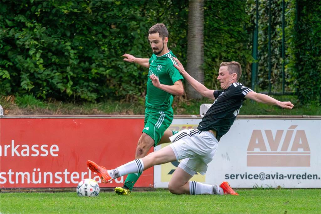 FC Vreden bezwingt Stadtlohn im Elfmeterschießen Oedings David Schuering (r) grätscht Lüntens Marcel Resing (l) den Ball vom Fuß.