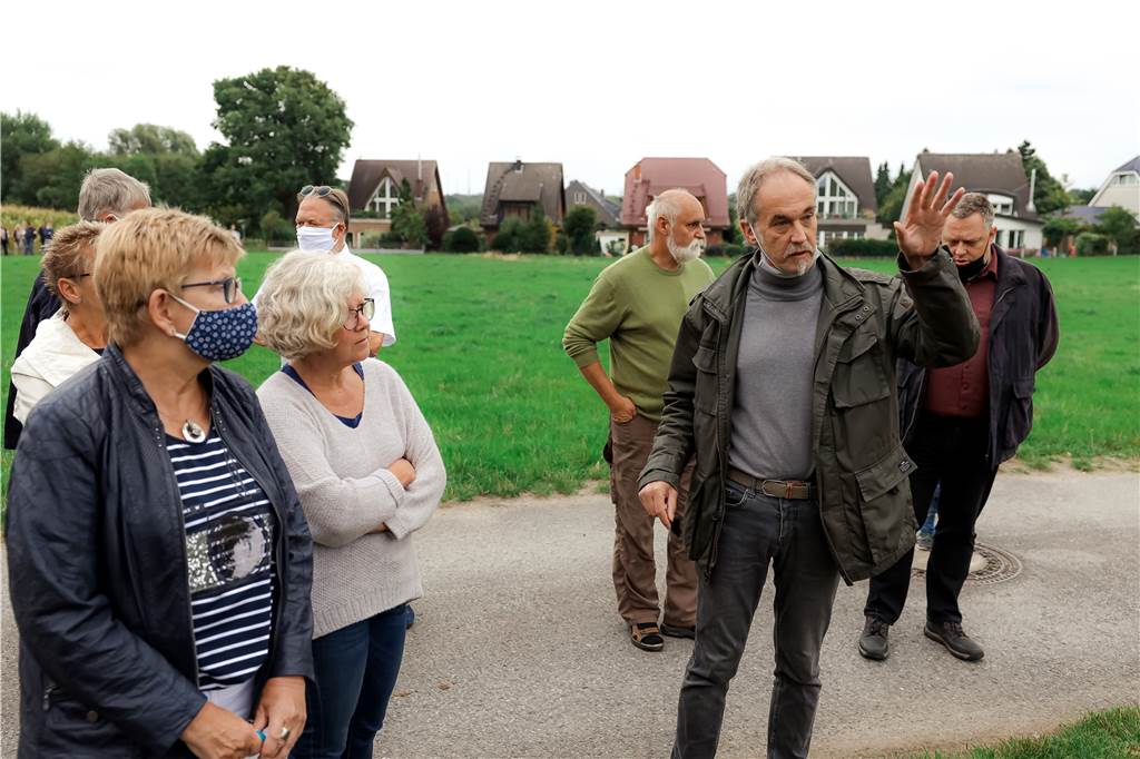 Mögliches Neubaugebiet spaltet die Wöller ÖDP-Bezirksvertreter Volker Fockenberg zeigte die Flächen, die möglicherweise in den nächsten Jahren bebaut werden könnten.