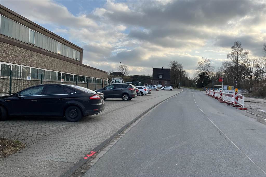 Umgestaltung des Bahnhofs Bork: Parkplatz gesperrt Autos parken in der Nähe des Bahnhofs Bork