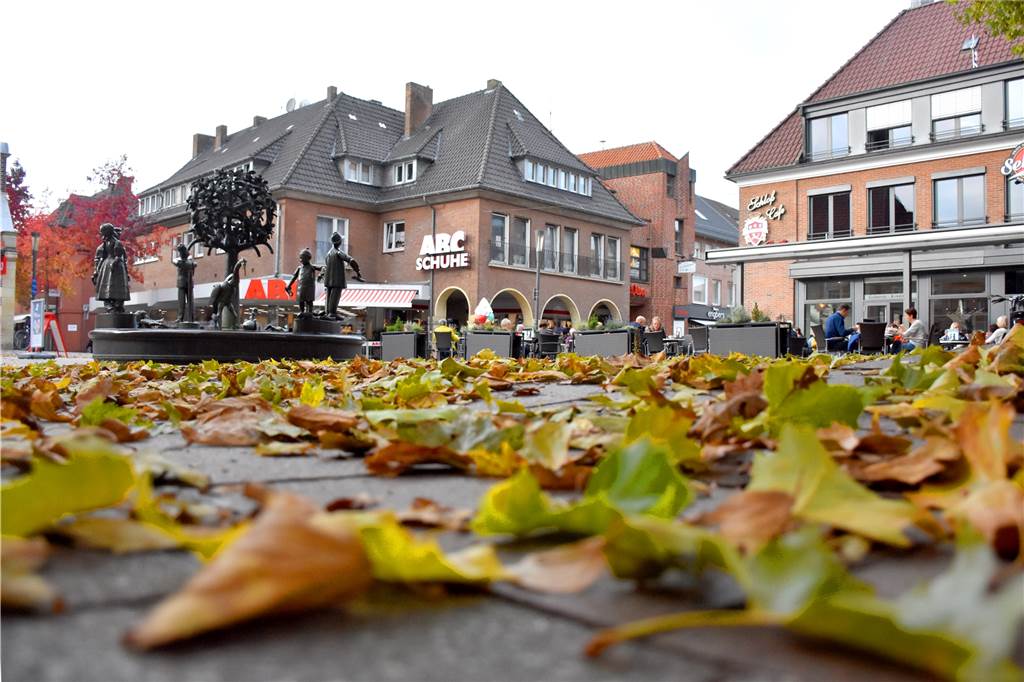 Neue Möbel: Bänke, Brunnen und ein Baum sollen Innenstadt aufwerten Öffentliche Sitzgelegenheiten fehlen gerade am Oldenkottplatz. Durch die neuen Stadtmöbel sollen die Passanten und Besucher länger in der Innenstadt gehalten werden.